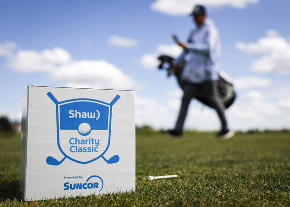 August 5, 2022, Calgary, AB, CANADA: A caddie walks to the 9th tee during the PGA, Golf Herren Tour Champion s Shaw Charity Classic golf event in Calgary, Alta., Friday, Aug. 5, 2022. Canada News - August 5, 2022 - ZUMAc35_ 20220805_zaf_c35_077 Copyright: xJeffxMcintoshx