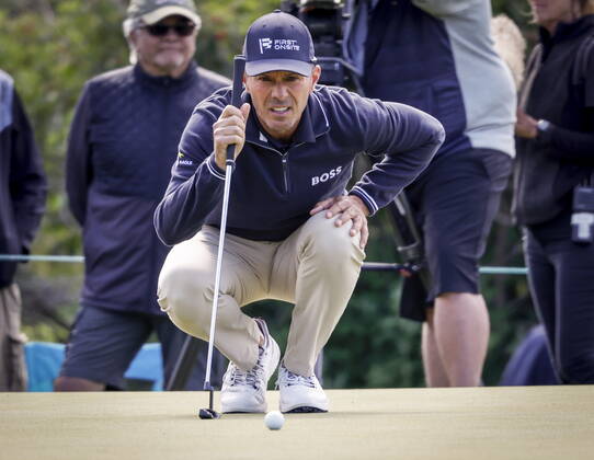 August 5, 2022, Calgary, AB, CANADA: Mike Weir lines up a putt on the 13th green during the PGA, Golf Herren Tour Champion s Shaw Charity Classic golf event in Calgary, Alta., Friday, Aug. 5, 2022. Mike Weir  - ZUMAc35_ 20220805_zaf_c35_080 Copyright: xJeffxMcintoshx