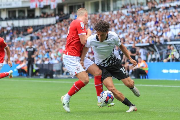 Derby County v Barnsley EFL Sky Bet League 1 13 08 2022. Haydon Roberts (15) of Derby County and Josh Benson (10) of Barnsley compete for the ball during the EFL Sky Bet League 1 match between Derby County and Barnsley at the Pride Park, Derby, England on 13 August 2022. Editorial use only DataCo restrictions apply See www.football-dataco.com , Copyright: xJezxTighex PSI-15713-0056