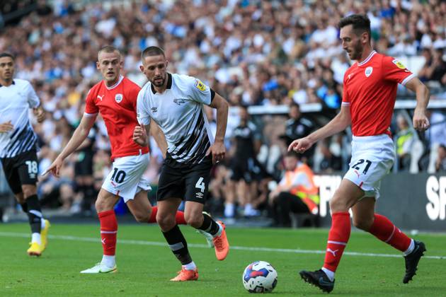 Derby County v Barnsley EFL Sky Bet League 1 13 08 2022. Conor McCarthy (21) of Barnsley closed down by Conor Hourihane (4) of Derby County during the EFL Sky Bet League 1 match between Derby County and Barnsley at the Pride Park, Derby, England on 13 August 2022. Editorial use only DataCo restrictions apply See www.football-dataco.com , Copyright: xJezxTighex PSI-15713-0067