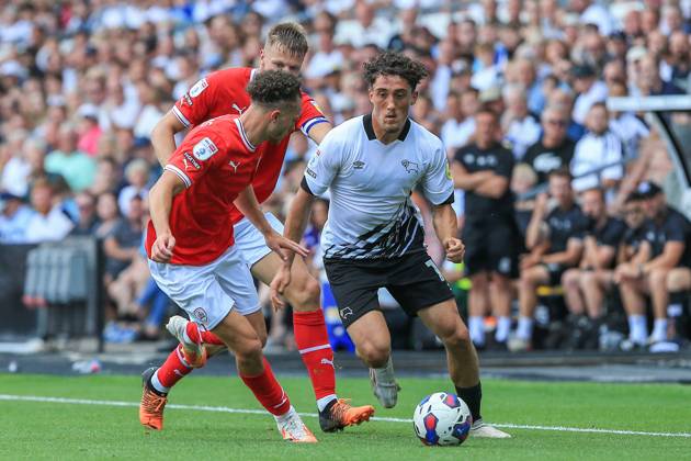Derby County v Barnsley EFL Sky Bet League 1 13 08 2022. Haydon Roberts (15) of Derby County runs with the ball during the EFL Sky Bet League 1 match between Derby County and Barnsley at the Pride Park, Derby, England on 13 August 2022. Editorial use only DataCo restrictions apply See www.football-dataco.com , Copyright: xJezxTighex PSI-15713-0070