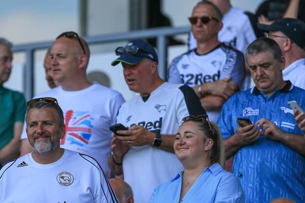 Derby County v Barnsley EFL Sky Bet League 1 13 08 2022. Derby County supporters during the EFL Sky Bet League 1 match between Derby County and Barnsley at the Pride Park, Derby, England on 13 August 2022. Editorial use only DataCo restrictions apply See www.football-dataco.com , Copyright: xJezxTighex PSI-15713-0079