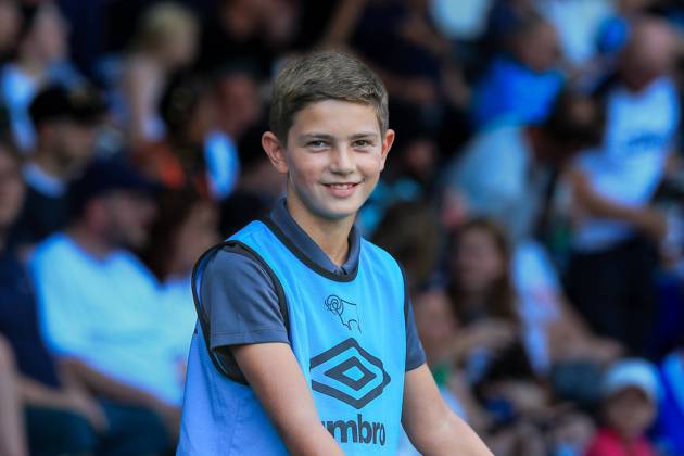 Derby County v Barnsley EFL Sky Bet League 1 13 08 2022. Derby County ball boy during the EFL Sky Bet League 1 match between Derby County and Barnsley at the Pride Park, Derby, England on 13 August 2022. Editorial use only DataCo restrictions apply See www.football-dataco.com , Copyright: xJezxTighex PSI-15713-0082