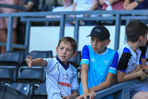 Derby County v Barnsley EFL Sky Bet League 1 13 08 2022. Derby County supporters during the EFL Sky Bet League 1 match between Derby County and Barnsley at the Pride Park, Derby, England on 13 August 2022. Editorial use only DataCo restrictions apply See www.football-dataco.com , Copyright: xJezxTighex PSI-15713-0083