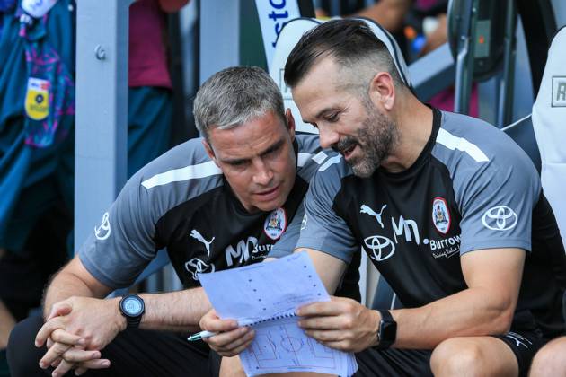 Derby County v Barnsley EFL Sky Bet League 1 13 08 2022. Michael Duff Barnsley manager checks the tactics sheet during the EFL Sky Bet League 1 match between Derby County and Barnsley at the Pride Park, Derby, England on 13 August 2022. Editorial use only DataCo restrictions apply See www.football-dataco.com , Copyright: xJezxTighex PSI-15713-0084