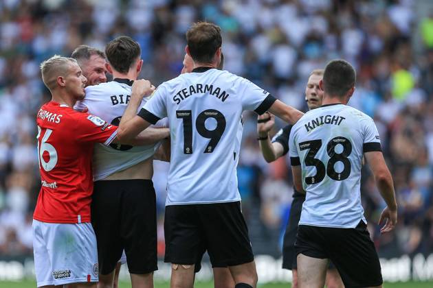 Derby County v Barnsley EFL Sky Bet League 1 13 08 2022. Tempers flare during the EFL Sky Bet League 1 match between Derby County and Barnsley at the Pride Park, Derby, England on 13 August 2022. Editorial use only DataCo restrictions apply See www.football-dataco.com , Copyright: xJezxTighex PSI-15713-0085