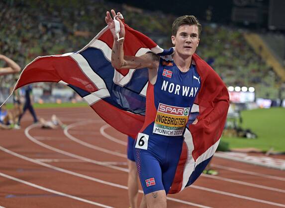 16 08 2022, European Championchips Munich 2022, Athletics at Olympiastadion Munich, Mens 5000 meter race , Jakob Ingebrigtsen NOR cheers