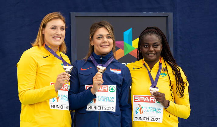 EC 2022, Leichtathletik, Diskus, Siegerehrung, Kristin Pudenz gewinnt Silber, Claudine Vita Bronze