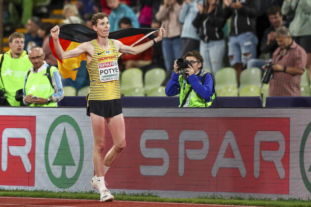 European Championships Munich22 Athletics, 18 08 2022 Tobias Potye GER with Germany flag European Championships Munich22 on 18 08 22 at Olympiastadion in Munich, Germany Copyright: xBEAUTIFULxSPORTS AxelxKohringx