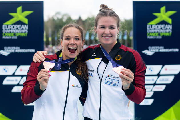 HAKE Jule, PASZEK Paulina GER celebrating their bronze medal, Womens Kayak Double 200 Meter, GER, Canoe Sprint Canoe Sprint , European Championships Munich 2022, 21 08 2022 Photo Eibner Memmler GER, Canoe Sprint Canoe Sprint , European Championships Munich 2022, 21 08 2022 Munich Copyright: xEibner Memmlerx EP_MMR