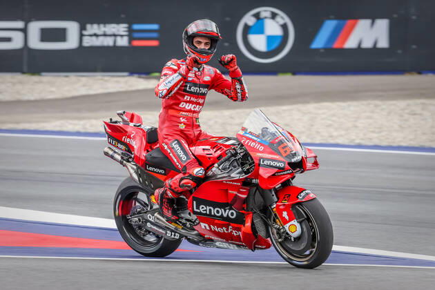 Bilder des Jahres 2022, Sport 08 August Sport Themen der Woche KW33 Sport Bilder des Tages MOTORSPORTS - MotoGP, GP of Austria 2022 SPIELBERG,AUSTRIA,21.AUG.22 - MOTORSPORTS - MotoGP, Grand Prix of Austria, Red Bull Ring. Image shows the rejoicing of Francesco Bagnaia (ITA Ducati Team).  GEPAxpictures xManfredxBinder