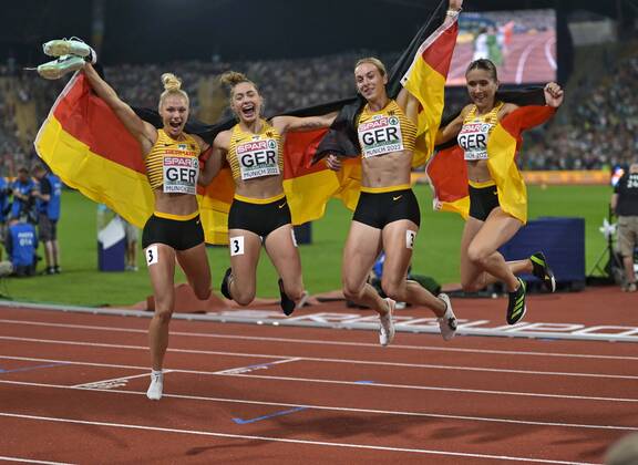 21 08 2022, European Championchips Munich 2022, womens 100 meter relay, The women are happy about the golden medal f l Lisa Mayer, Gina Lückenkemper, Alexandra Burghard and Rebekka Haase all GER