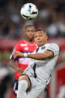 LILLE Kylian Mbappe of Paris Saint Germain scores after seconds during the French Ligue 1 match between Lille OSC and Paris Saint Germain at the Pierre Mauroy Stadium on August 21, 2022 in Lille, France ANP Dutch Height Gerrit van Keulen Ligue 1 Uber Eats 2022 2023 xVIxANPxSportx xGerritxvanxKeulenxIVx 453354681 originalFilename: 453354681
