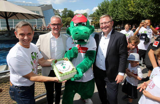 BAU 22 08 2022 Stuttgart Football VfB Stuttgart Fritzles 30 Birthday, f l Dr Thomas Kölpin Director Wilhelma , VfB Chairman Alexander Wehrle , Mascot Fritzle, Sven Busch Managing Director AOK Stuttgart Böblingen