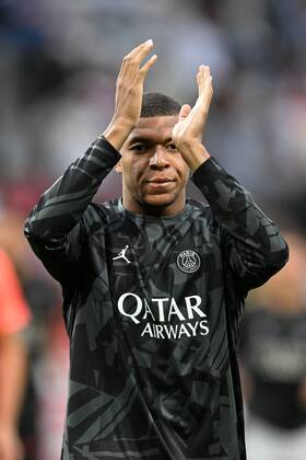 LILLE Kylian Mbappe of Paris Saint Germain salutes the supporters during the French Ligue 1 match between Lille OSC and Paris Saint Germain at the Pierre Mauroy Stadium on August 21, 2022 in Lille, France ANP Dutch Height Gerrit van Keulen Ligue 1 Uber Eats 2022 2023 xVIxANPxSportx xGerritxvanxKeulenxIVx 453444662 originalFilename: 453444662