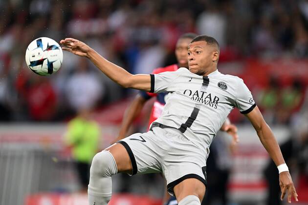 LILLE Kylian Mbappe of Paris Saint Germain scores after a few seconds of match during the French Ligue 1 match between Lille OSC and Paris Saint Germain at the Pierre Mauroy Stadium on August 21, 2022 in Lille, France ANP Dutch Height Gerrit van Keulen Ligue 1 Uber Eats 2022 2023 xVIxANPxSportx xGerritxvanxKeulenxIVx 453444797 originalFilename: 453444797