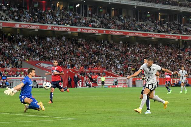 LILLE Kylian Mbappe of Paris Saint Germain scores during the French Ligue 1 match between Lille OSC and Paris Saint Germain at the Pierre Mauroy Stadium on August 21, 2022 in Lille, France ANP Dutch Height Gerrit van Keulen Ligue 1 Uber Eats 2022 2023 xVIxANPxSportx xGerritxvanxKeulenxIVx 453447202 originalFilename: 453447202