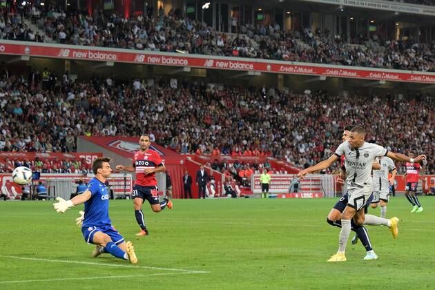 LILLE Kylian Mbappe of Paris Saint Germain scores during the French Ligue 1 match between Lille OSC and Paris Saint Germain at the Pierre Mauroy Stadium on August 21, 2022 in Lille, France ANP Dutch Height Gerrit van Keulen Ligue 1 Uber Eats 2022 2023 xVIxANPxSportx xGerritxvanxKeulenxIVx 453447206 originalFilename: 453447206
