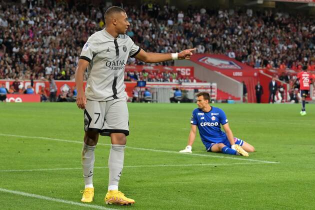 LILLE Kylian Mbappe of Paris Saint Germain celebrates his goal during the French Ligue 1 match between Lille OSC and Paris Saint Germain at the Pierre Mauroy Stadium on August 21, 2022 in Lille, France ANP Dutch Height Gerrit van Keulen Ligue 1 Uber Eats 2022 2023 xVIxANPxSportx xGerritxvanxKeulenxIVx 453447216 originalFilename: 453447216