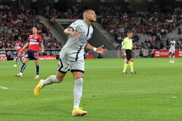 LILLE Kylian Mbappe of Paris Saint Germain celebrates his goal during the French Ligue 1 match between Lille OSC and Paris Saint Germain at the Pierre Mauroy Stadium on August 21, 2022 in Lille, France ANP Dutch Height Gerrit van Keulen Ligue 1 Uber Eats 2022 2023 xVIxANPxSportx xGerritxvanxKeulenxIVx 453447231 originalFilename: 453447231