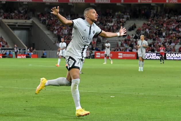 LILLE Kylian Mbappe of Paris Saint Germain celebrates his goal during the French Ligue 1 match between Lille OSC and Paris Saint Germain at the Pierre Mauroy Stadium on August 21, 2022 in Lille, France ANP Dutch Height Gerrit van Keulen Ligue 1 Uber Eats 2022 2023 xVIxANPxSportx xGerritxvanxKeulenxIVx 453447237 originalFilename: 453447237
