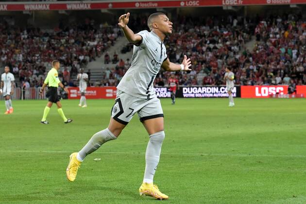 LILLE Kylian Mbappe of Paris Saint Germain celebrates his goal during the French Ligue 1 match between Lille OSC and Paris Saint Germain at the Pierre Mauroy Stadium on August 21, 2022 in Lille, France ANP Dutch Height Gerrit van Keulen Ligue 1 Uber Eats 2022 2023 xVIxANPxSportx xGerritxvanxKeulenxIVx 453447239 originalFilename: 453447239