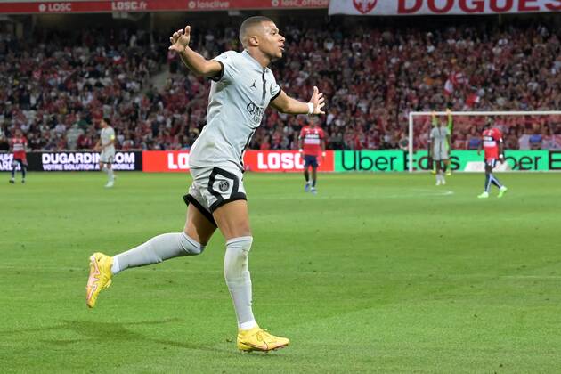 LILLE Kylian Mbappe of Paris Saint Germain celebrates his goal during the French Ligue 1 match between Lille OSC and Paris Saint Germain at the Pierre Mauroy Stadium on August 21, 2022 in Lille, France ANP Dutch Height Gerrit van Keulen Ligue 1 Uber Eats 2022 2023 xVIxANPxSportx xGerritxvanxKeulenxIVx 453447244 originalFilename: 453447244