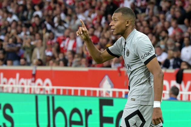 LILLE Kylian Mbappe of Paris Saint Germain celebrates his goal during the French Ligue 1 match between Lille OSC and Paris Saint Germain at the Pierre Mauroy Stadium on August 21, 2022 in Lille, France ANP Dutch Height Gerrit van Keulen Ligue 1 Uber Eats 2022 2023 xVIxANPxSportx xGerritxvanxKeulenxIVx 453447253 originalFilename: 453447253