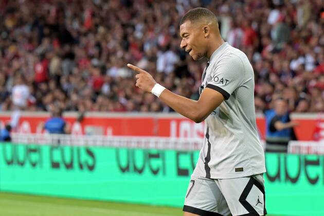 LILLE Kylian Mbappe of Paris Saint Germain celebrates his goal during the French Ligue 1 match between Lille OSC and Paris Saint Germain at the Pierre Mauroy Stadium on August 21, 2022 in Lille, France ANP Dutch Height Gerrit van Keulen Ligue 1 Uber Eats 2022 2023 xVIxANPxSportx xGerritxvanxKeulenxIVx 453447258 originalFilename: 453447258