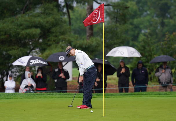 August 26, 2022, Ottawa, ON, Canada: Brooke Henderson makes a putt on the second hole before play was suspended on the second day of action at the CP Womens Open, Friday, August 26, 2022 in Ottawa. Brooke Henderson  - ZUMAc35_ 20220826_zaf_c35_001 Copyright: xAdrianxWyldx