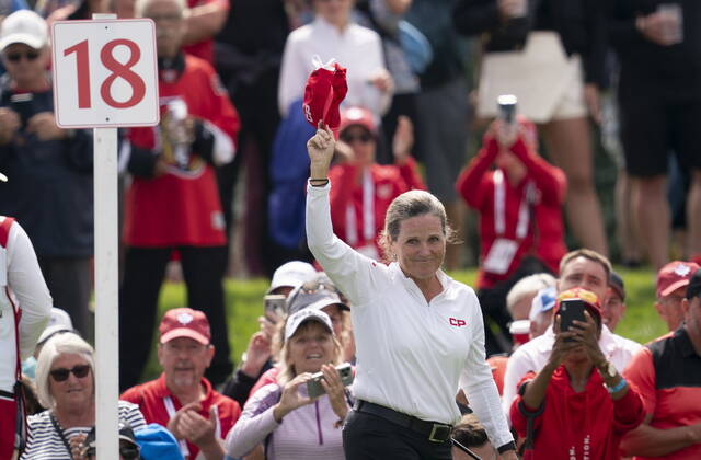 Sport Bilder des Tages August 26, 2022, Ottawa, ON, Canada: Lorie Kane acknowledges the crowd as she leaves the 18h green during the second day of action at the CP Womens Open, Friday, August 26, 2022 in Ottawa. Lorie Kane  - ZUMAc35_ 20220826_zaf_c35_037 Copyright: xAdrianxWyldx