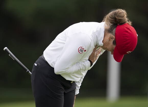 August 26, 2022, Ottawa, ON, Canada: CanadaöÄÃ s Lorie Kane acknowledges the crowd as she steps onto the 18th green during the second day of action at the CP Womens Open, Friday, August 26, 2022 in Ottawa. Lorie Kane  - ZUMAc35_ 20220826_zaf_c35_054 Copyright: xAdrianxWyldx