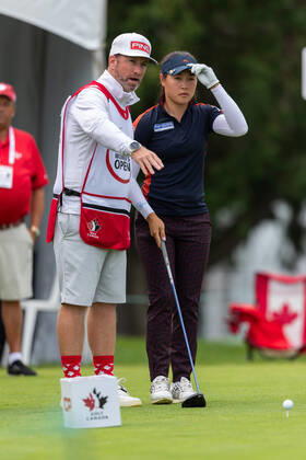 OTTAWA, ON - AUGUST 26: Kelly Tan of Malaysia talks to her caddie before teeing off on the 1st hole during the second round of the CP Women™s Open on August 26, 2022, at The Ottawa Hunt and Golf Club in Ottawa, ON, Canada. (Photo by Richard A. Whittaker Icon Sportswire) GOLF: AUG 26 LPGA, Golf Damen - CP Women™s Open Icon2208262202