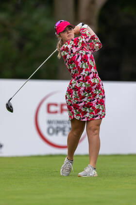 OTTAWA, ON - AUGUST 26: Valerie Tanguay of Canada tees off on the 1st hole during the second round of the CP Women™s Open on August 26, 2022, at The Ottawa Hunt and Golf Club in Ottawa, ON, Canada. (Photo by Richard A. Whittaker Icon Sportswire) GOLF: AUG 26 LPGA, Golf Damen - CP Women™s Open Icon2208262362