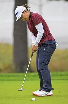 Golf: CP Women s Open Nasa Hataoka of Japan makes a birdie putt on the second hole during the second round of the CP Women s Open at Ottawa Hunt and Golf Club in Ottawa, Canada, on Aug. 26, 2022.  A14AA0001330322P 