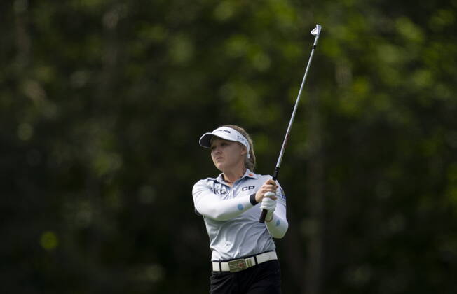 August 27, 2022, Ottawa, ON, Canada: Brooke Henderson, of Canada, watches her approach shot on the third hole during the third round action at the CP Women™s Open, Saturday, August 27, 2022 in Ottawa. Brooke Henderson  - ZUMAc35_ 20220827_zaf_c35_007 Copyright: xAdrianxWyldx