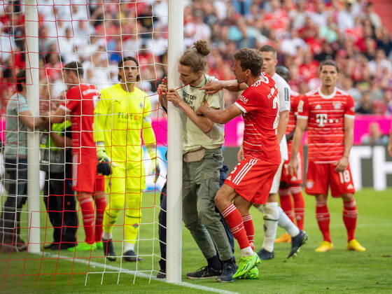 Thomas Mueller FC Bayern Muenchen, 25 wants to stop streaker from getting chained, GER, FC Bayern Muenchen FCB vs Borussia Moenchen Gladbach BMG , Football, Bundesliga, 04 Spieltag, Spielzeit 2022 2023, 27 08 2022, DFB DFL regulations prohibit any use of photographs as image sequences and or quasi video , GER, FC Bayern Muenchen FCB vs Borussia Moenchen Gladbach BMG , Football, Bundesliga, 04 Spieltag, Spielzeit 2022 2023, 27 08 2022 Muenchen Copyright: xEibner-Pressefoto SaschaxWaltherx EP_EER