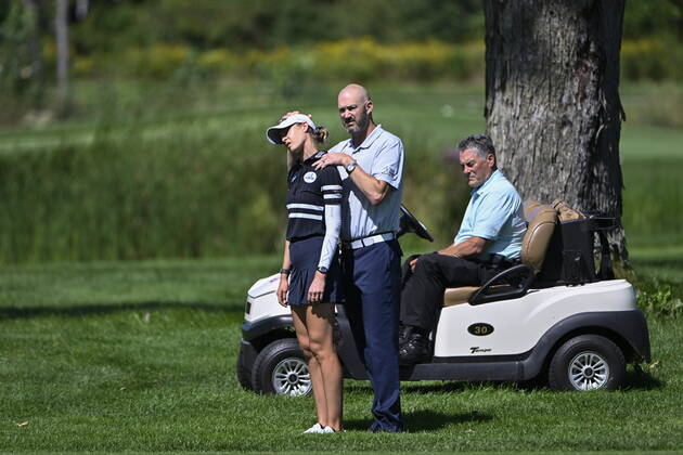 August 27, 2022, Ottawa, ON, CAN: USA s Nelly Korda receives treatment at the side of the fairway of the 6th hole during the CP Women s Open in Ottawa, on Saturday, Aug. 27, 2022. Nelly Korda  - ZUMAc35_ 20220827_zaf_c35_074 Copyright: xJustinxTangx