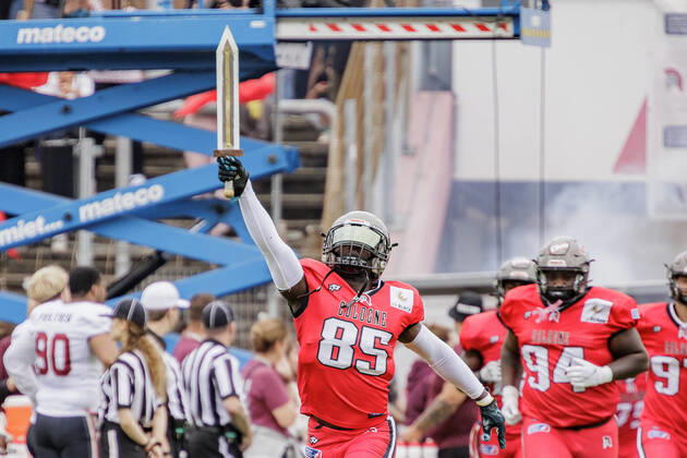 European League of Football Cologne Centurions Rhein Fire Düsseldorf, Südstadion, Cologne, 27 08 2022 Michael Ofosuhene Cologne Centurions 85 with sword or gladius, Cologne Centurions Rhein Fire Düsseldorf, Cologne, Südstadion, 27 8 2022 Copyright: xBEAUTIFULxSPORTS Gawlikx