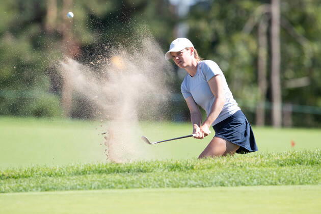 August 27, 2022: Ally Ewing of the United States blasts a wedge shot out of the sand bunker on the 13th hole during the 3rd round of the CP Womens Open held at Ottawa Hunt & Golf Club in Ottawa, Canada. CSM Ottawa Canada - ZUMAc04_ 20220827_zaf_c04_116 Copyright: xDanielxLeax
