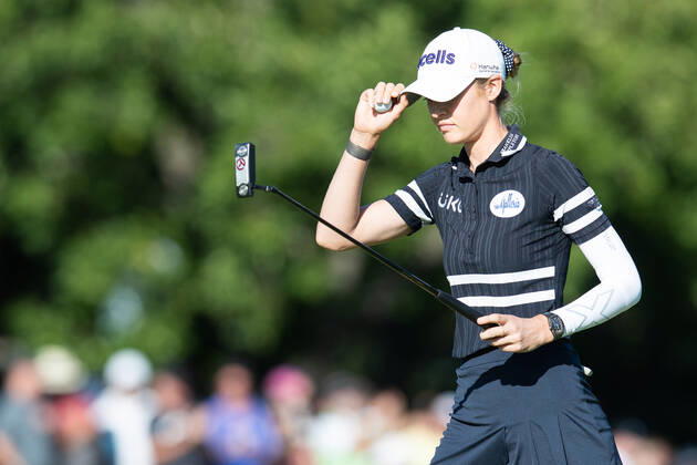 August 27, 2022: Sarah Schmelzel of the United States salutes the gallery after finishing on the 18th green during the 3rd round of the CP Womens Open held at Ottawa Hunt & Golf Club in Ottawa, Canada. CSM Ottawa Canada - ZUMAc04_ 20220827_zaf_c04_243 Copyright: xDanielxLeax