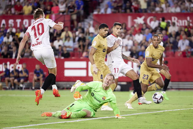 Sevilla FC v FC Barcelona, Barca LaLiga Santander, Seville, Spain Seville, Spain. 03rd September 2022. Ivan Rakitic (10) of Sevilla FC and Marc-Andre ter Stegen (1) of FC Barcelona seen during the LaLiga Santander match between Sevilla FC and FC Barcelona at Estadio Ramon Sanchez Pizjuan in Seville. Seville Andalucia Spain Estadio Ramon Sanchez Pizjuan Copyright: xGonzalesxPhoto JesusxRuizxMedinax