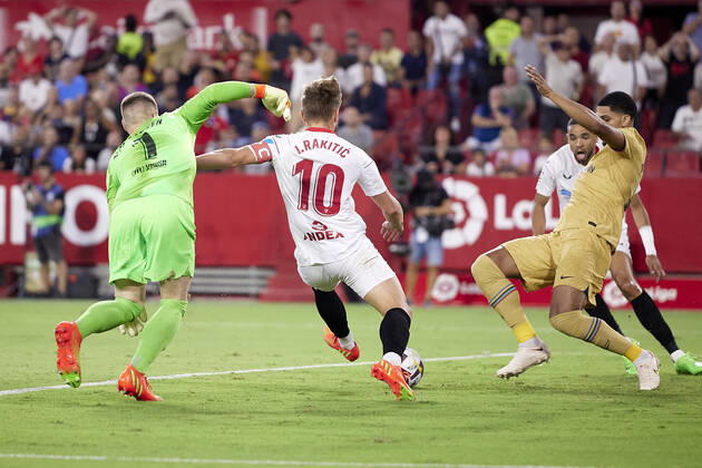 Sevilla FC v FC Barcelona, Barca LaLiga Santander, Seville, Spain Seville, Spain. 03rd September 2022. Ivan Rakitic (10) of Sevilla FC and Marc-Andre ter Stegen (1) of FC Barcelona seen during the LaLiga Santander match between Sevilla FC and FC Barcelona at Estadio Ramon Sanchez Pizjuan in Seville. Seville Andalucia Spain Estadio Ramon Sanchez Pizjuan  Copyright: xGonzalesxPhoto JesusxRuizxMedinax