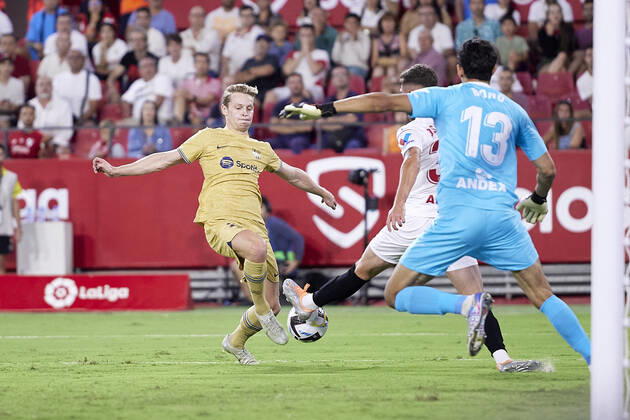 Sevilla FC v FC Barcelona, Barca LaLiga Santander, Seville, Spain Seville, Spain. 03rd September 2022. Frenkie De Jong (21) of FC Barcelona seen during the LaLiga Santander match between Sevilla FC and FC Barcelona at Estadio Ramon Sanchez Pizjuan in Seville. Seville Andalucia Spain Estadio Ramon Sanchez Pizjuan  Copyright: xGonzalesxPhoto JesusxRuizxMedinax