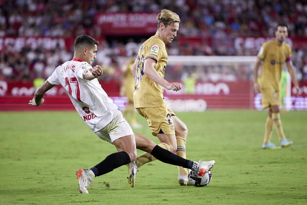 Sevilla FC v FC Barcelona, Barca LaLiga Santander, Seville, Spain Seville, Spain. 03rd September 2022. Frenkie De Jong (21) of FC Barcelona and Erik Lamela (17) of Sevilla FC seen during the LaLiga Santander match between Sevilla FC and FC Barcelona at Estadio Ramon Sanchez Pizjuan in Seville. Seville Andalucia Spain Estadio Ramon Sanchez Pizjuan  Copyright: xGonzalesxPhoto JesusxRuizxMedinax