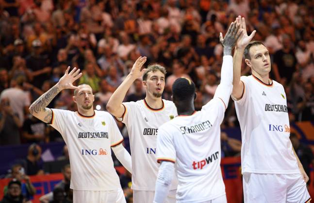 v l Daniel THEIS GER , Franz WAGNER GER , Dennis SCHROEDER Schröder GER , Johannes VOIGTMANN GER high-five each other, Germany GER Slovenia SLO 80 88, preliminary round group B, on 06 09 2022 in Cologne Basketball European Championship EuroBasket 2022 in Germany, from 01 09 18 09 2022 Â