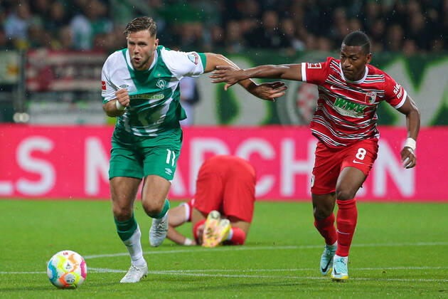 f l Niclas Füllkrug SV Werder Bremen, 11 and Carlos Gruezo FC Augsburg, 8 in duel, duel, dynamics, action, game scene, THE DFL DIRECTIVES PROHIBIT ANY USE OF PHOTOGRAPHS AS IMAGE SEQUENCES AND OR VIDEOA HNUAL PHOTOSTRACKS DFL REGULATES PROHIBIT ANY USE OF PHOTOGRAPHS AS IMAGE SEQUENCES AND OR QUASI VIDEO , 09 09 2022, Bremen Germany , Football, Bundesliga, SV Werder Bremen FC Augsburg xobx