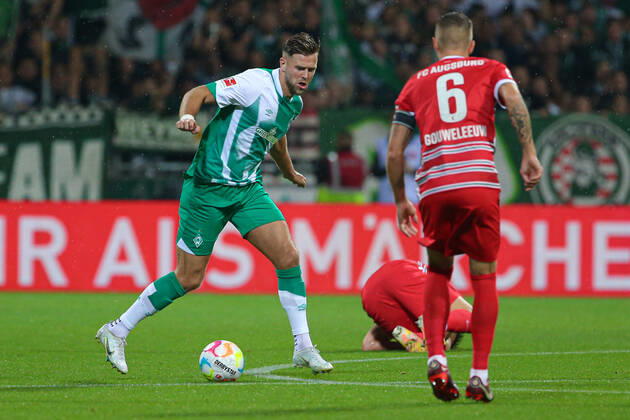 v li Niclas Füllkrug SV Werder Bremen, 11 on the ball, single image, full body, action, game scene, THE DFL DIRECTIVES PROHIBIT ANY USE OF PHOTOGRAPHS AS IMAGE SEQUENCES AND OR VIDEO DFL REGULATES PROHIBIT ANY USE OF PHOTOGRAPHS AS IMAGE SEQUENCES AND OR QUASI VIDEO , 09 09 2022, Bremen Germany , Football, Bundesliga, SV Werder Bremen FC Augsburg xobx
