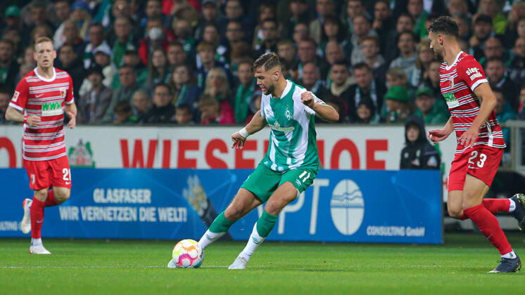 v li Niclas Füllkrug SV Werder Bremen, 11 on the ball, single image, full body, action, game scene, THE DFL DIRECTIVES PROHIBIT ANY USE OF PHOTOGRAPHS AS IMAGE SEQUENCES AND OR VIDEO DFL REGULATES PROHIBIT ANY USE OF PHOTOGRAPHS AS IMAGE SEQUENCES AND OR QUASI VIDEO , 09 09 2022, Bremen Germany , Football, Bundesliga, SV Werder Bremen FC Augsburg xobx