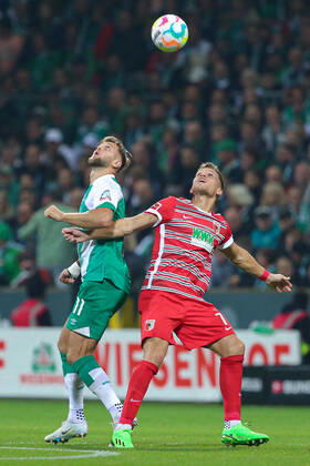 f l Niclas Füllkrug SV Werder Bremen, 11 and Florian Niederlechner FC Augsburg, 7 in duel, duel, dynamics, action, game scene, THE DFL DIRECTIVES PROHIBIT ANY USE OF PHOTOGRAPHS AS IMAGE SEQUENCES AND OR VIDEOA HNUAL PHOTOSTRACKS DFL REGULATIONS PROHIBIT ANY USE OF PHOTOGRAPHS AS IMAGE SEQUENCES AND OR QUASI VIDEO , 09 09 2022, Bremen Germany , Football, Bundesliga, SV Werder Bremen FC Augsburg xobx